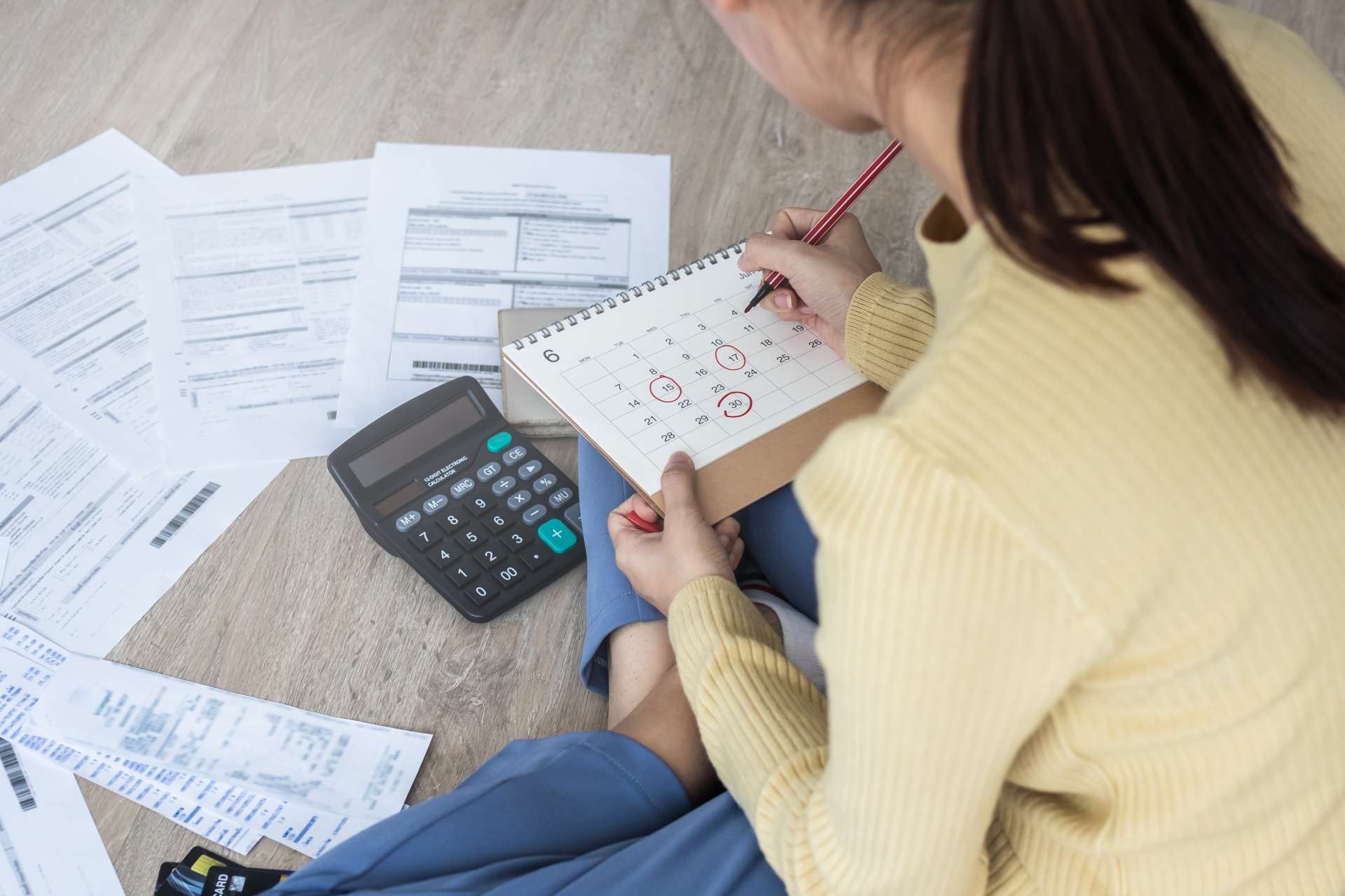 Mujer con calendario en la mano