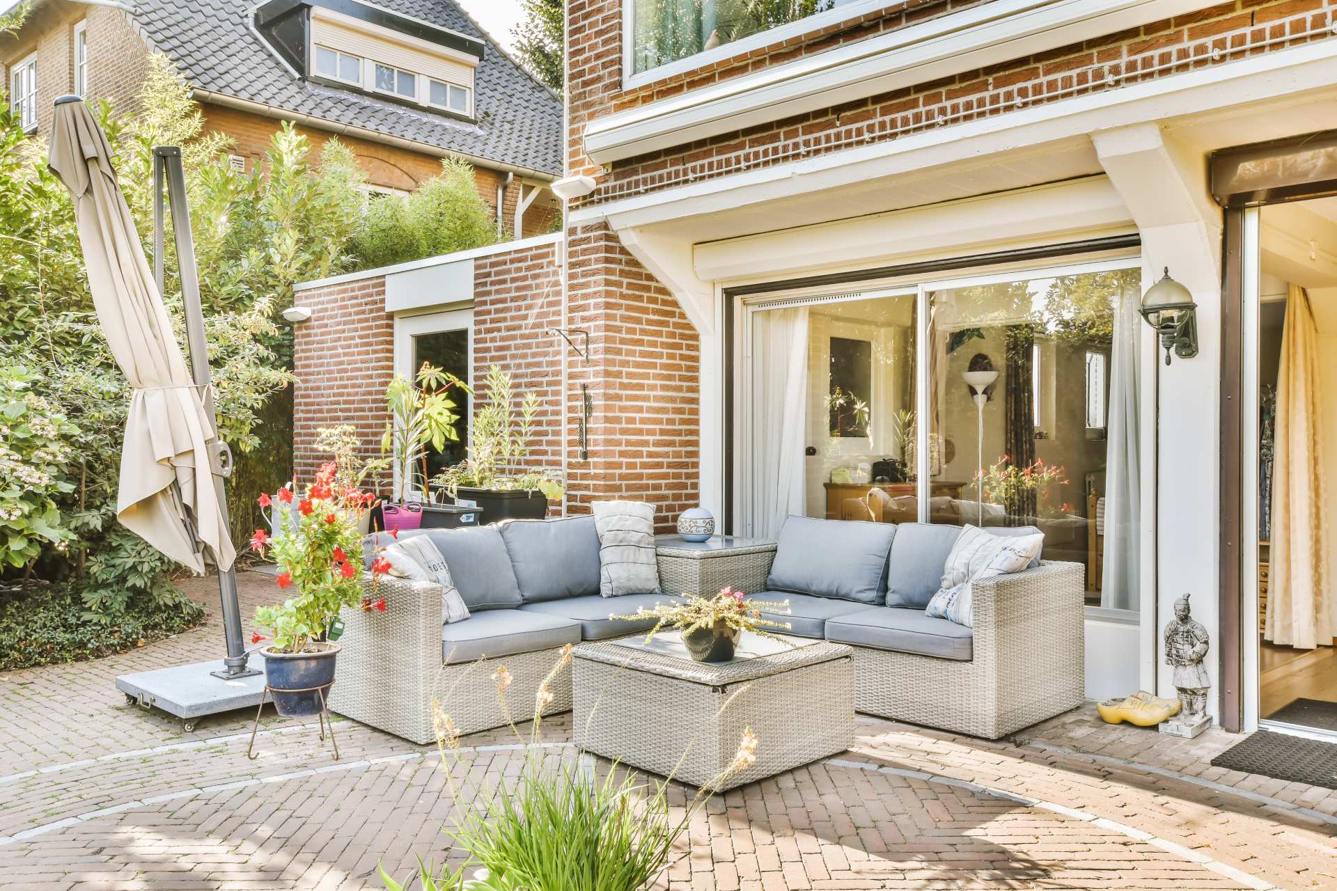 decoración de un patio inglés