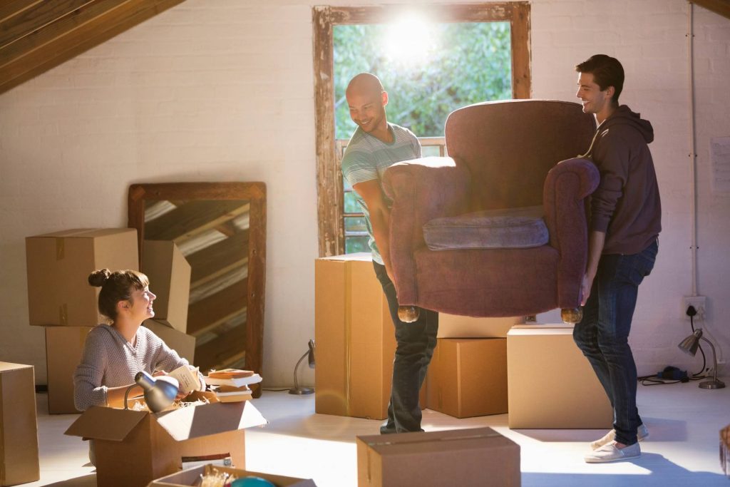 Amigos amueblando una buhardilla