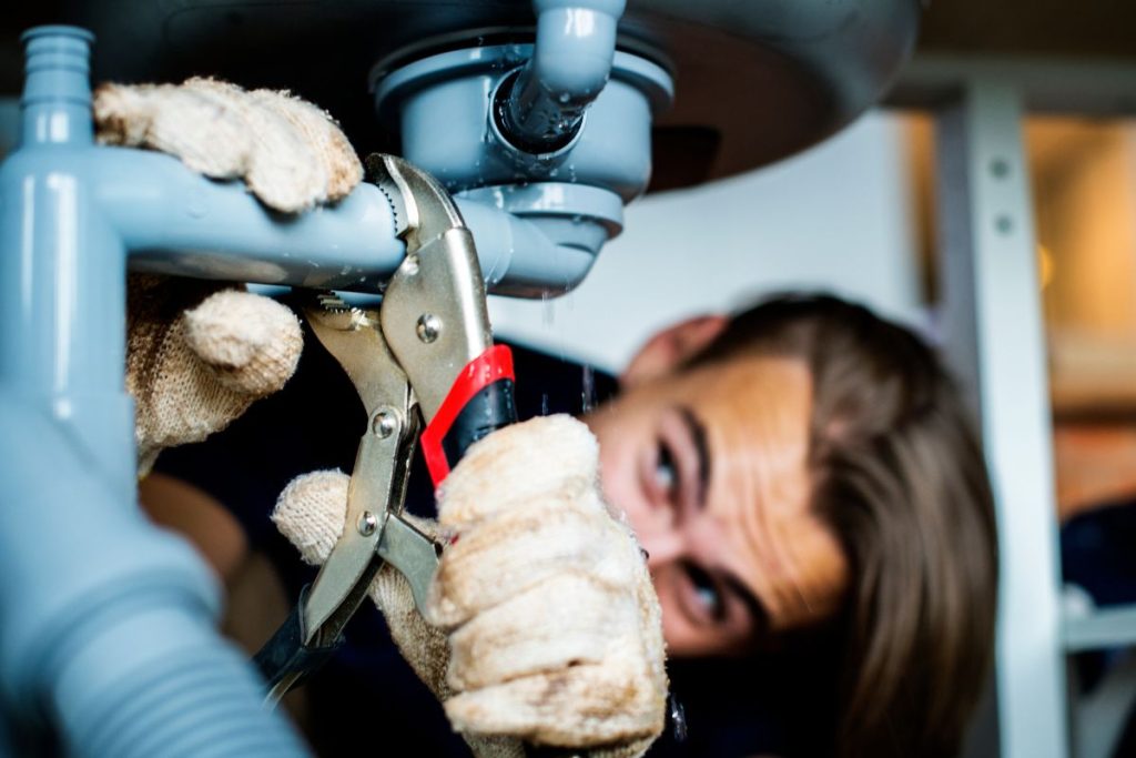 Fuga de agua - fontanero