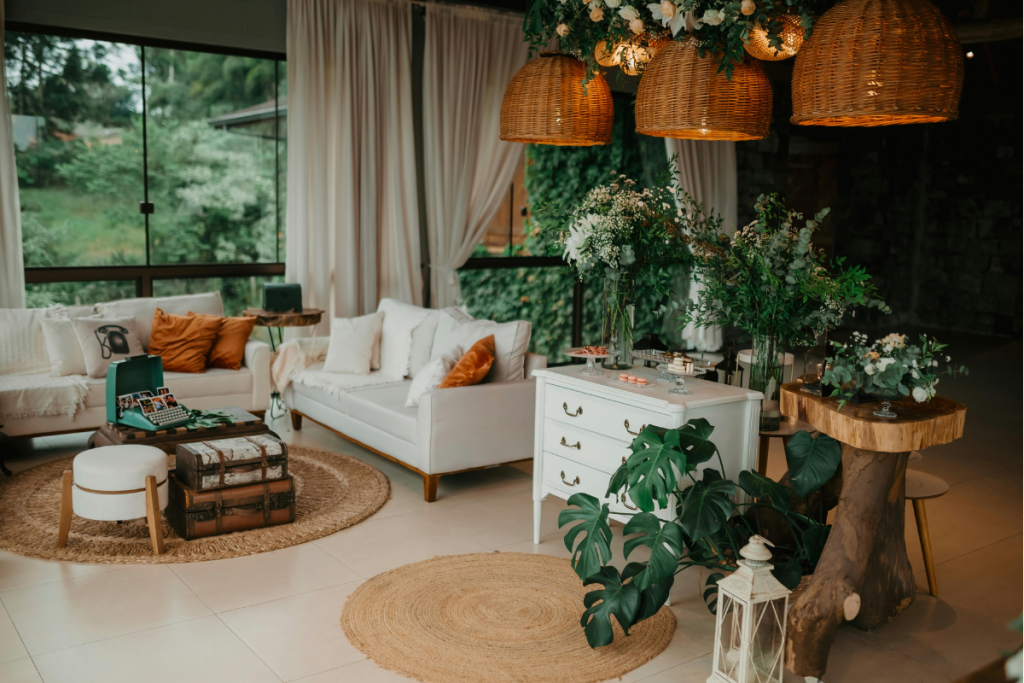 Salón decorado con plantas