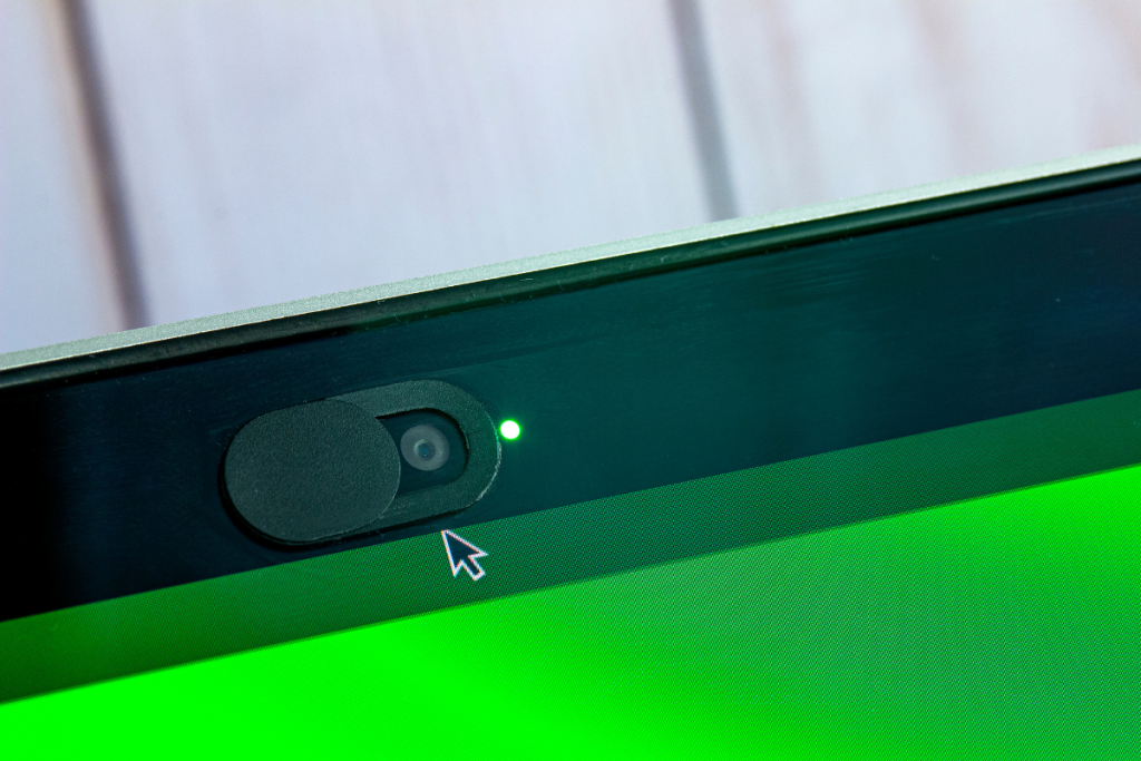 Cubre la webcam cuando no la uses