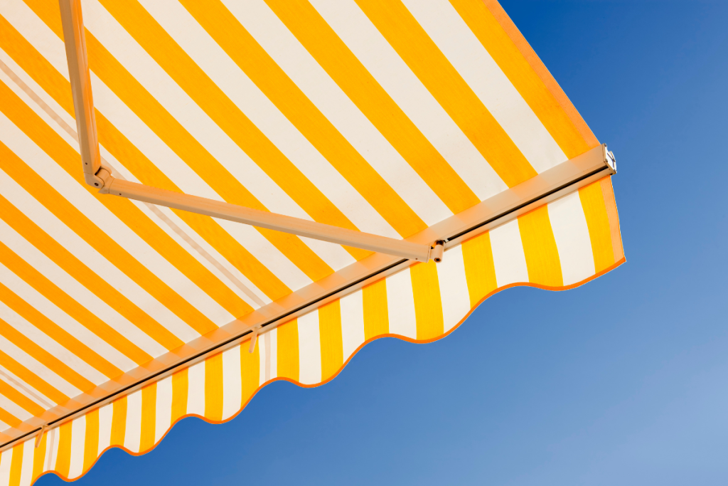 toldo para proteger hogar del calor