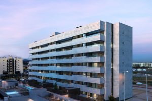 Bloque de viviendas contemporáneo con fachada lineal y zonas comunes