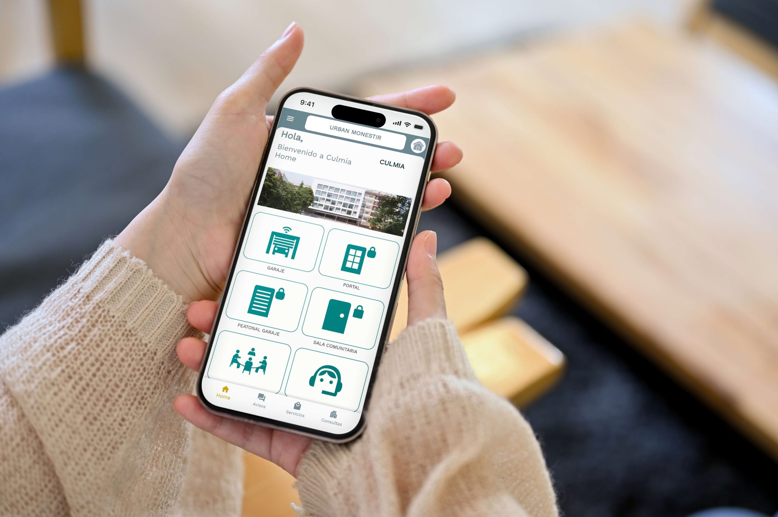 Persona sujetando un teléfono móvil con pantalla en blanco, representando tecnología o aplicación inmobiliaria