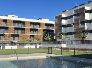 Edificio residencial mediterráneo con balcones y tejado a dos aguas, ideal para vivienda vacacional o habitual