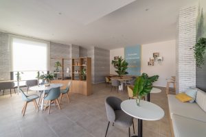 Promoción de viviendas de obra nueva con piscina comunitaria y zonas ajardinadas